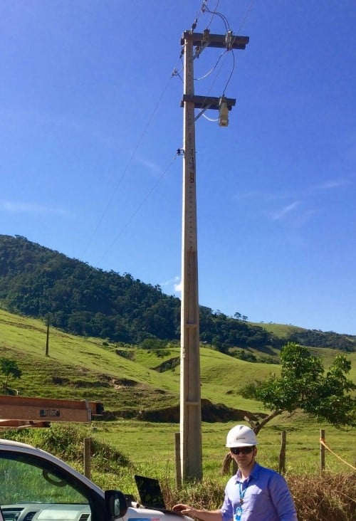 Energisa Minas Gerais工程师审核TripSaver II重合器日志。