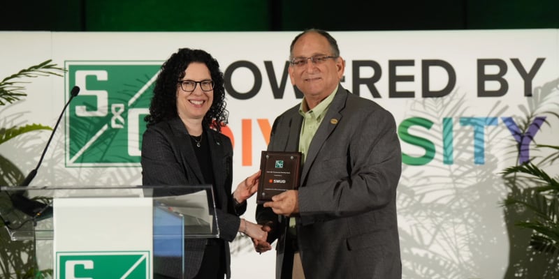 Sacramento Municipal Utility District en el escenario recibiendo el premio Powered by Diversity 2025 de S&C