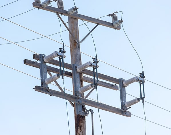 switch no-external-arc circuit interruption of overhead distribution feeders and outdoor distribution substations Alduti-Rupter Switches - Outdoor Distribution, no-external-arc circuit interruption, Alduti-Rupter Switches, Arc Compressor, controlled circuit interruption without external arc